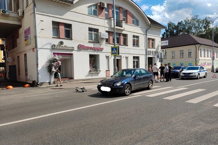 В центре Твери еще один самокатчик попал под машину В центре Твери еще один самокатчик попал под машину