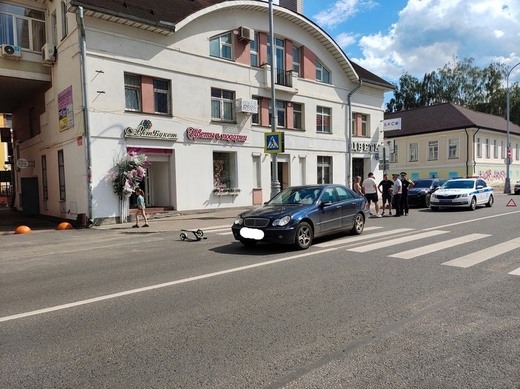 В центре Твери еще один самокатчик попал под машину