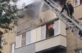 В Твери в многоквартирном доме загорелось два балкона