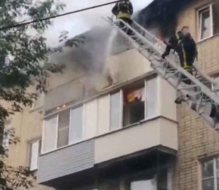 В Твери в многоквартирном доме загорелось два балкона