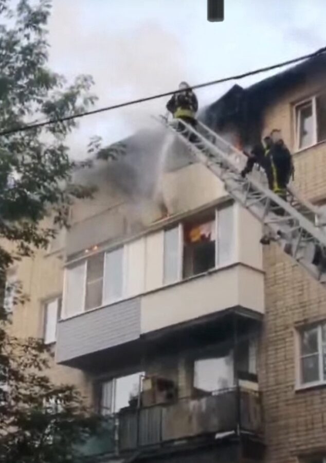 В Твери в многоквартирном доме загорелось два балкона