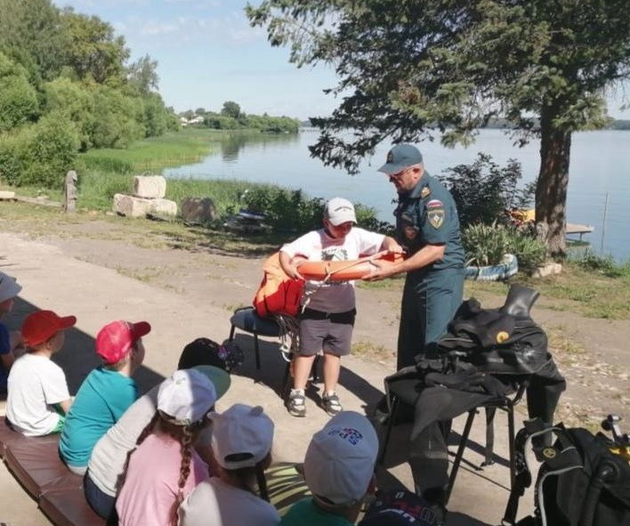 Калязинским дошкольникам показали снаряжение водолазов и рассказали о безопасности на воде