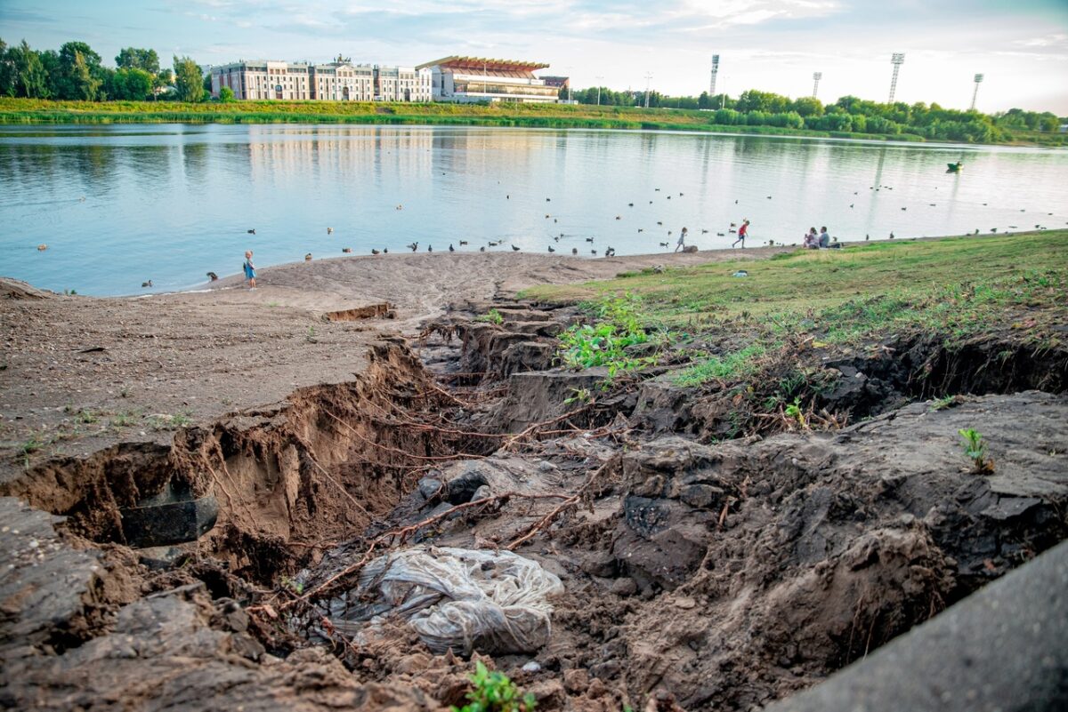 В Твери из-за сильного дождя размыло часть центрального пляжа