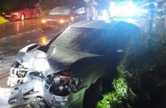 В Тверской области иномарка после аварии снесла столб