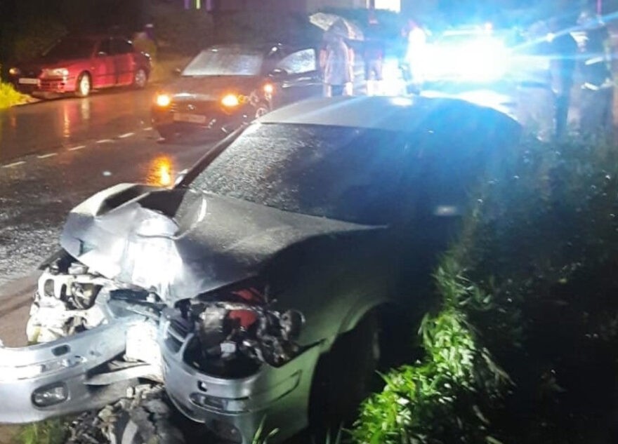 В Тверской области иномарка после аварии снесла столб