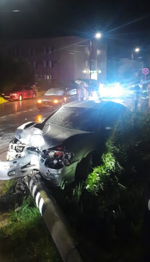 В Тверской области иномарка после аварии снесла столб