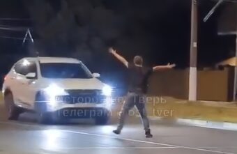 Ночью в Твери сбили неадеквата, который бросался под колеса машин Ночью в Твери сбили неадеквата, который бросался под колеса машин