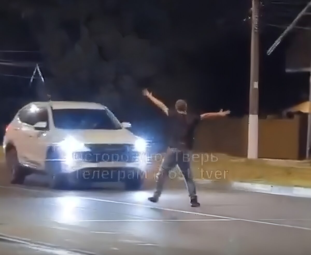 Ночью в Твери сбили неадеквата, который бросался под колеса машин