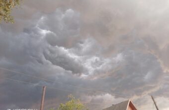 В Тверской области бушует страшный, но красивый ураган