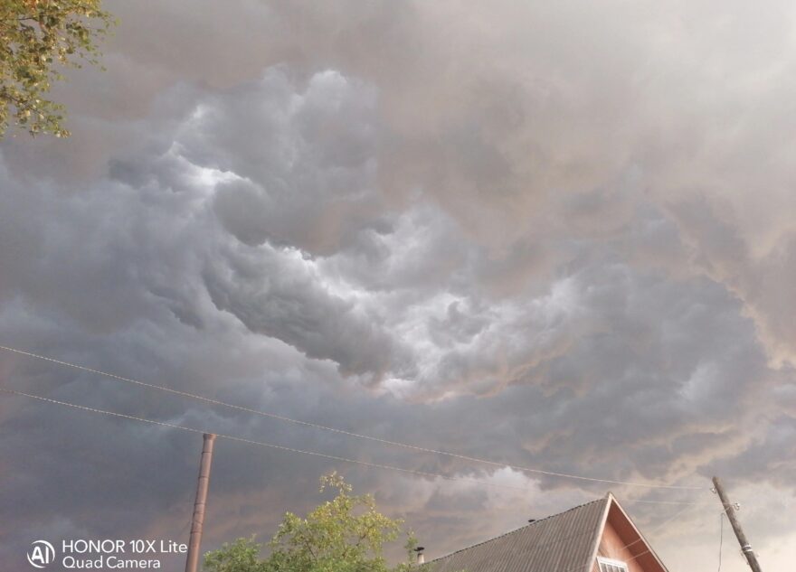 В Тверской области бушует страшный, но красивый ураган