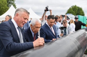 Игорь Руденя поздравил Сергея Густова, удостоенного государственной награды