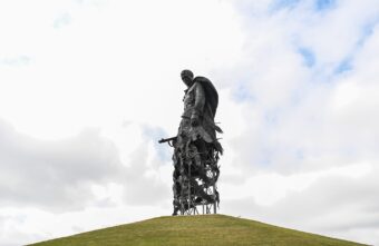 Игорь Руденя, Владимир Васильев и Сергей Густов почтили память советских воинов на Ржевском мемориале