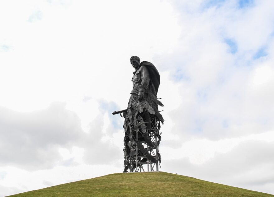 Игорь Руденя, Владимир Васильев и Сергей Густов почтили память советских воинов на Ржевском мемориале