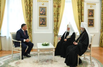Патриарх Кирилл провел встречу с губернатором и митрополитом Амвросием Патриарх Кирилл провел встречу с губернатором и митрополитом Амвросием