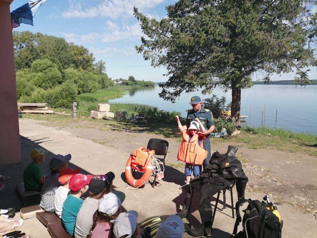 Калязинским дошкольникам показали снаряжение водолазов и рассказали о безопасности на воде