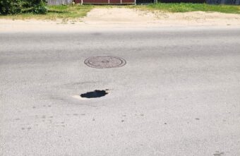 На дороге в Пролетарском районе Твери проваливается асфальт