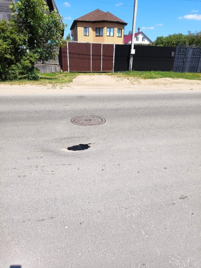 На дороге в Пролетарском районе Твери проваливается асфальт На дороге в Пролетарском районе Твери проваливается асфальт