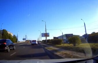 В Твери велосипедист выехал на дорогу и врезался в автомобиль В Твери велосипедист выехал на дорогу и врезался в автомобиль