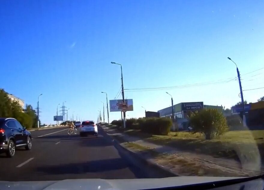 В Твери велосипедист выехал на дорогу и врезался в автомобиль В Твери велосипедист выехал на дорогу и врезался в автомобиль