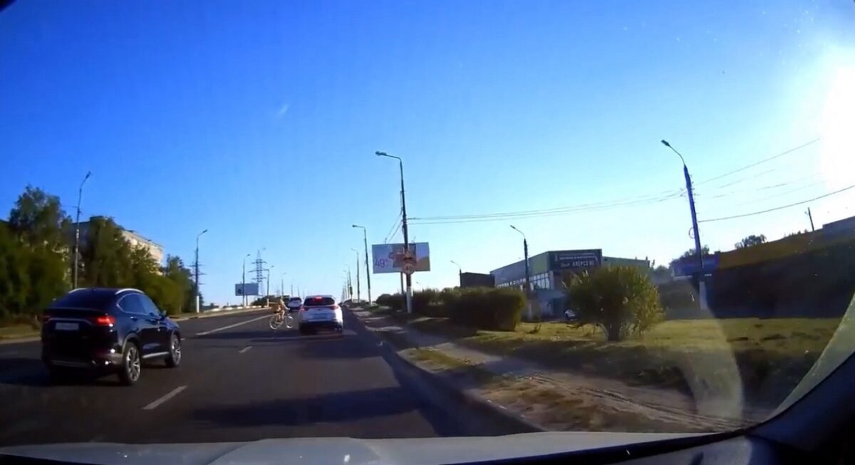 В Твери велосипедист выехал на дорогу и врезался в автомобиль