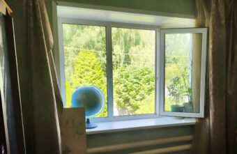 В Тверской области маленькая девочка выпала из окна дома