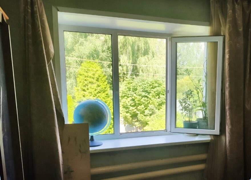 В Тверской области маленькая девочка выпала из окна дома