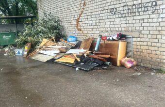 В Тверской области жители сами устроили свалку у дома В Тверской области жители сами устроили свалку у дома