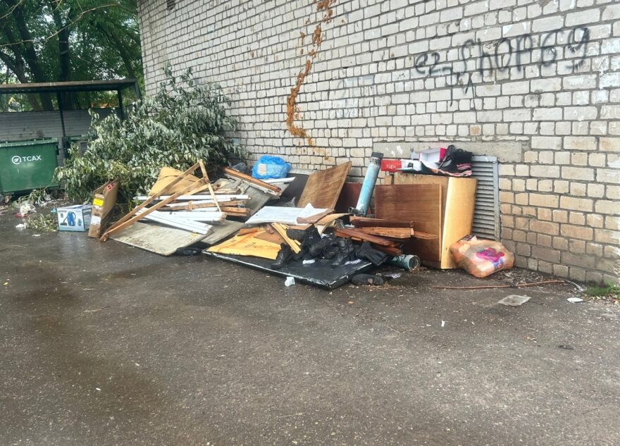 В Тверской области жители сами устроили свалку у дома