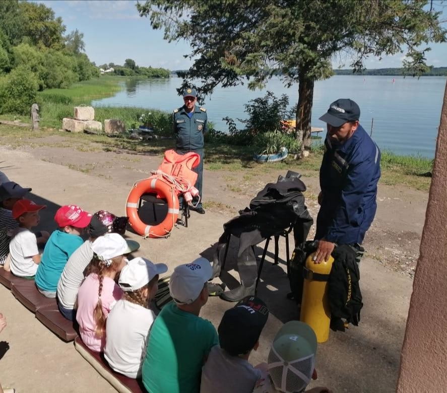 Калязинским дошкольникам показали снаряжение водолазов и рассказали о безопасности на воде