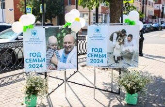 В Твери прошёл семейный флешмоб и открылась выставка живописи «Разговор с другом»