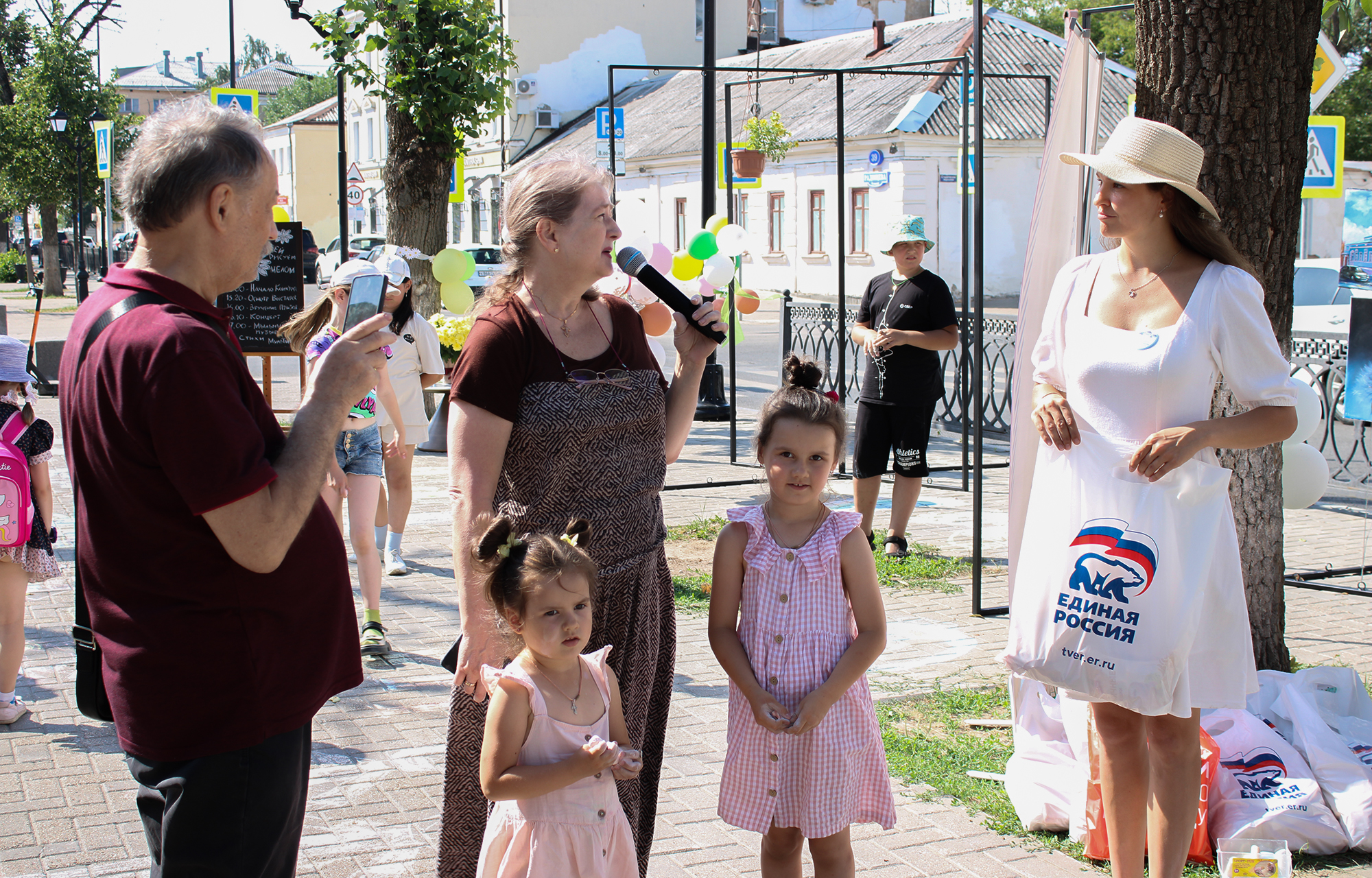 В Твери прошёл семейный флешмоб и открылась выставка живописи «Разговор с другом»
