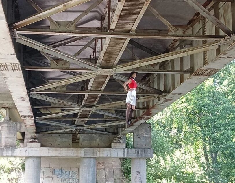 Под мостом в Тверской области повесили манекен