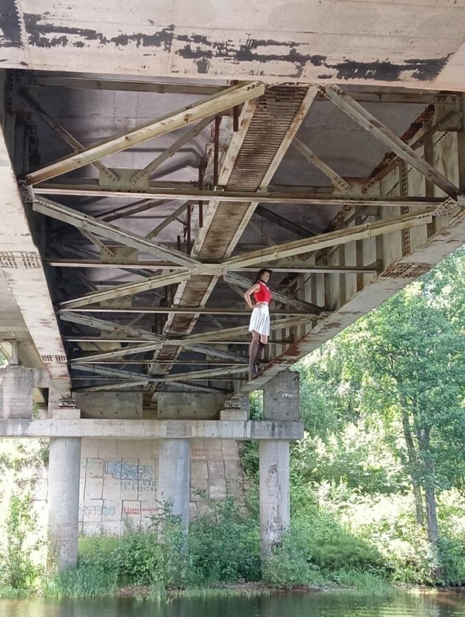 Под мостом в Тверской области повесили манекен