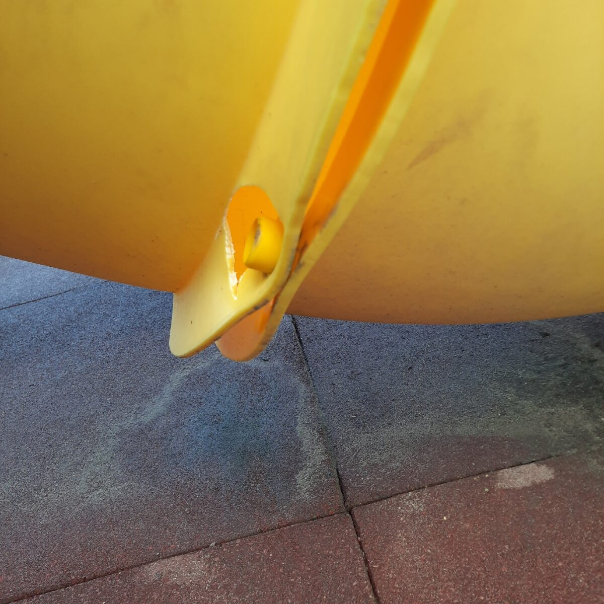 В Тверской области на глазах у жителей разваливается детская площадка