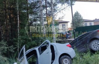 Под Тверью после аварии две машины улетели в кювет Под Тверью после аварии две машины улетели в кювет