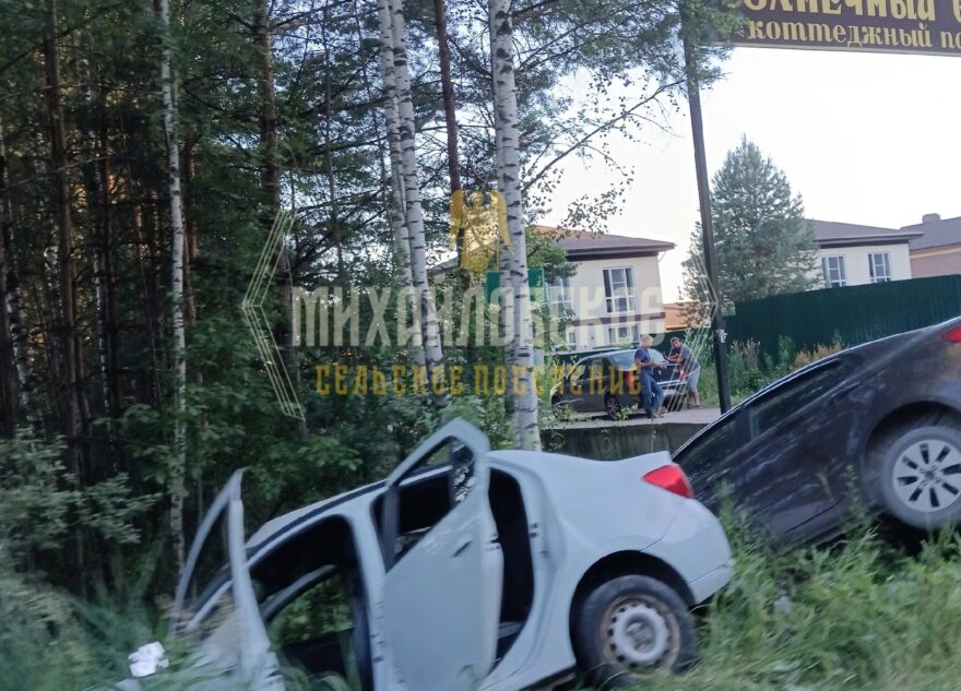 Под Тверью после аварии две машины улетели в кювет