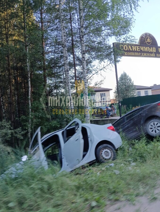 Под Тверью после аварии две машины улетели в кювет Под Тверью после аварии две машины улетели в кювет