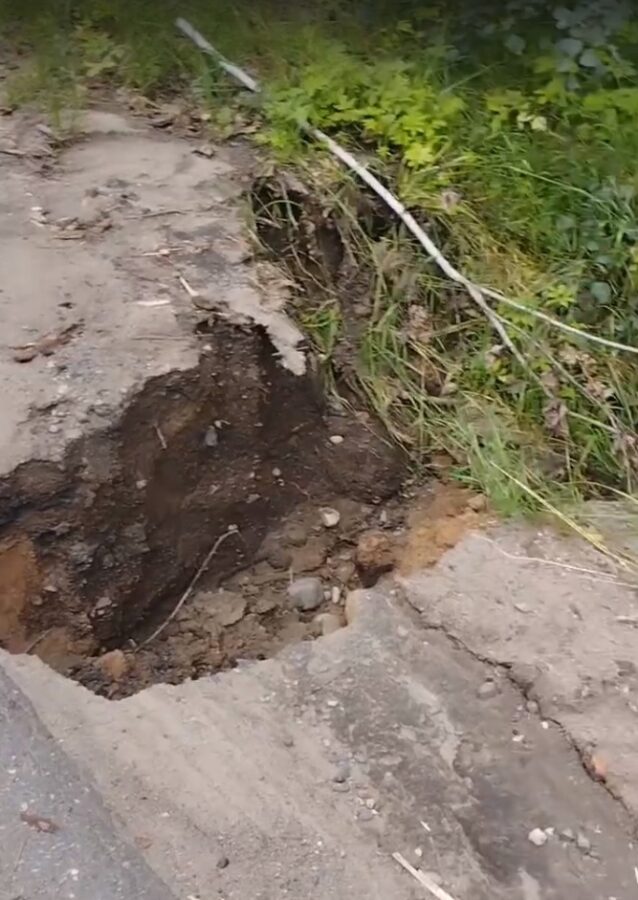 Жители Тверской области показали дорогу, на которой нет живого места