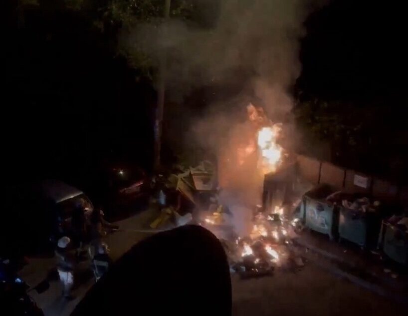 Ночью два человека подожгли мусор в Твери