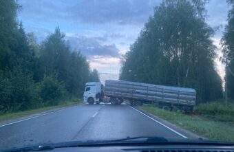 За паромом перед Тверской областью фура встала поперек дороги