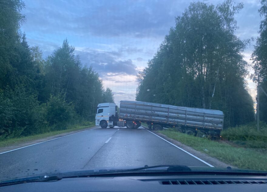 За паромом перед Тверской областью фура встала поперек дороги