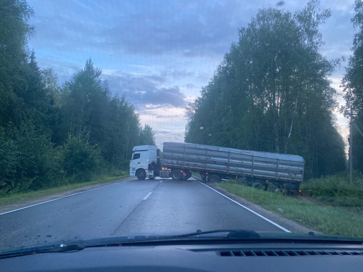 За паромом перед Тверской областью фура встала поперек дороги
