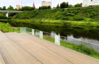 В Тверской области в Парке культуры вандалы разбили стеклянный забор В Тверской области в Парке культуры вандалы разбили стеклянный забор