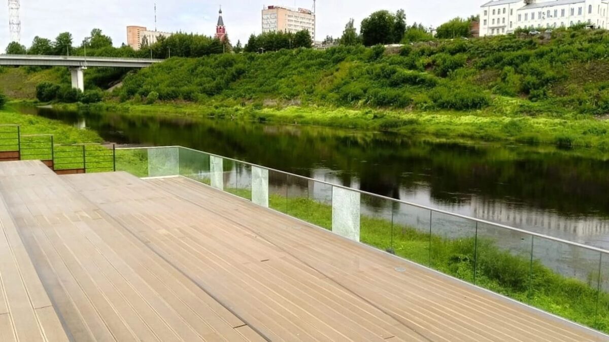 В Тверской области в Парке культуры вандалы разбили стеклянный забор