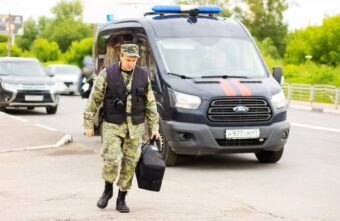 Из-за падения машины в яму во время прорыва водопровода возбудят уголовное дело Из-за падения машины в яму во время прорыва водопровода возбудят уголовное дело