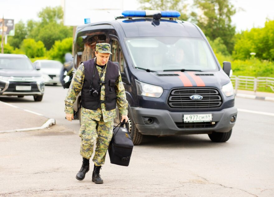 Из-за падения машины в яму во время прорыва водопровода возбудят уголовное дело Из-за падения машины в яму во время прорыва водопровода возбудят уголовное дело