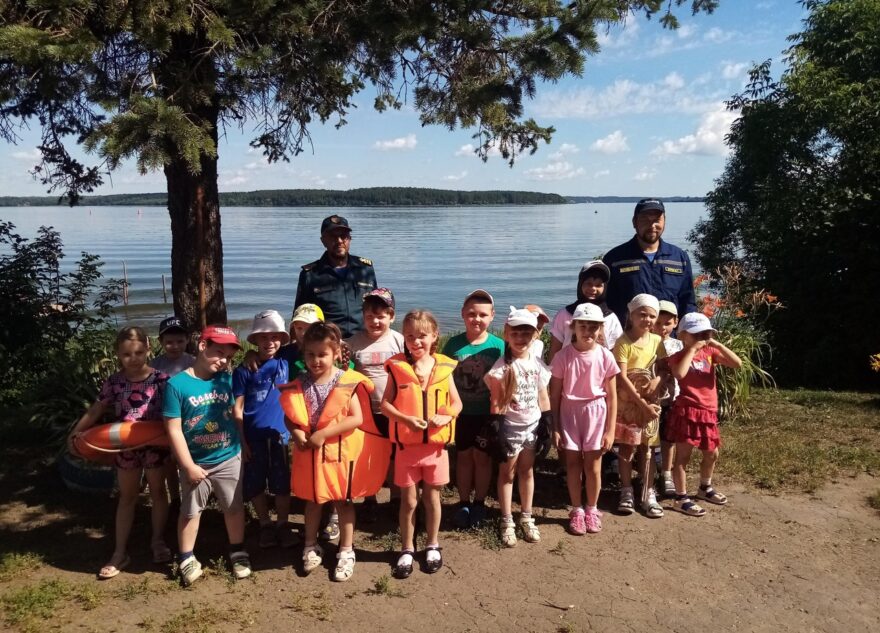 Калязинским дошкольникам показали снаряжение водолазов и рассказали о безопасности на воде