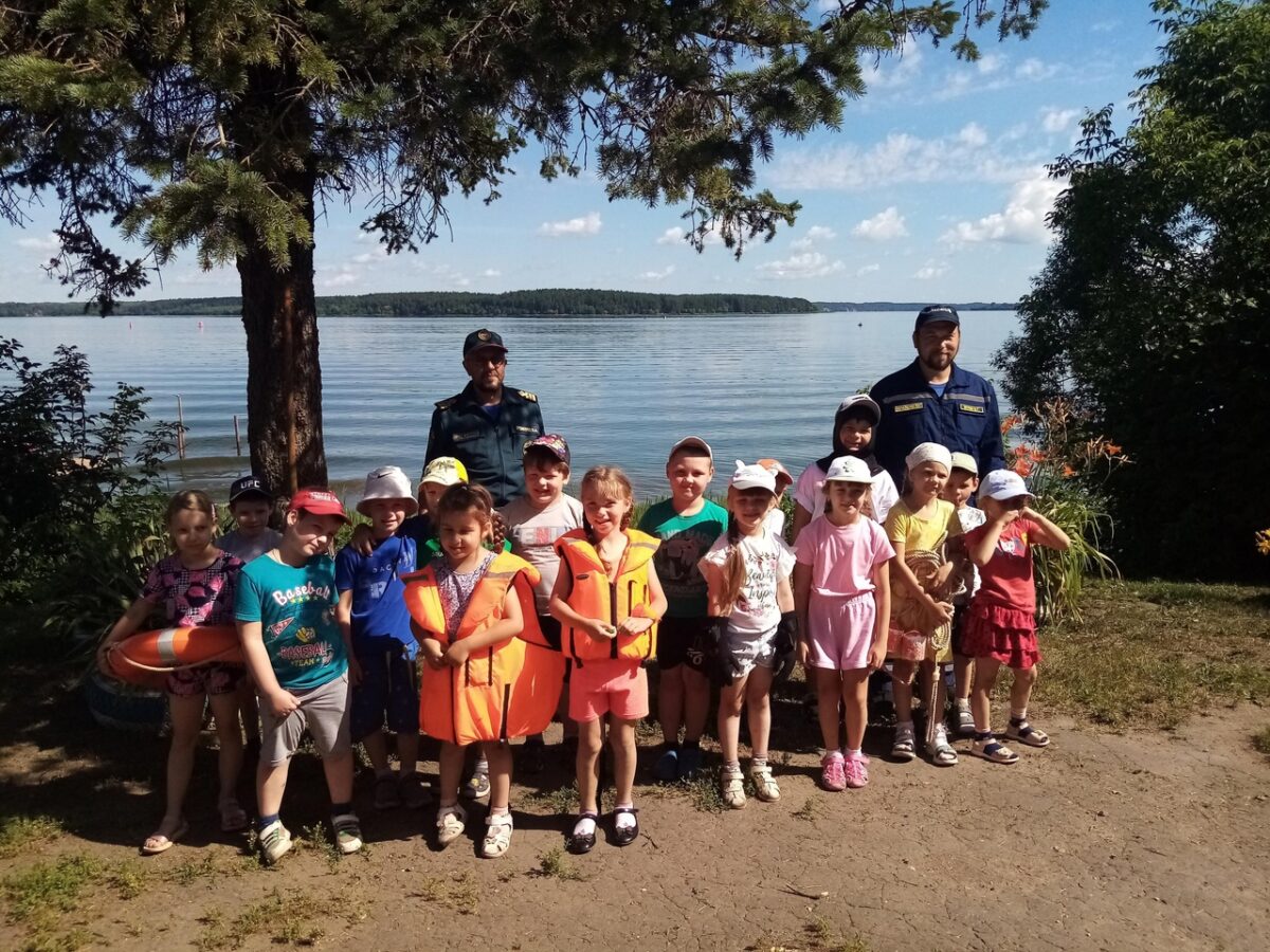 Калязинским дошкольникам показали снаряжение водолазов и рассказали о безопасности на воде