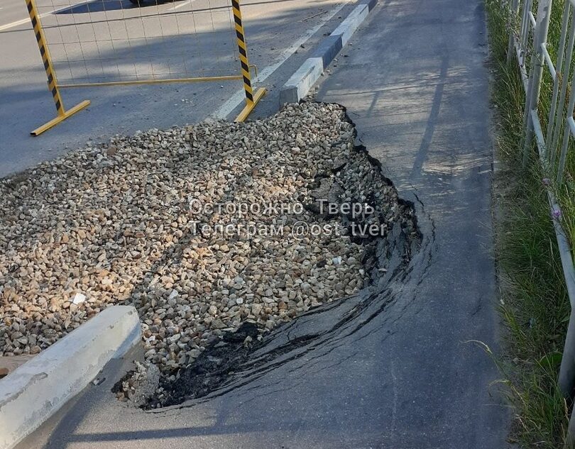 На мосту в Твери провалился асфальт