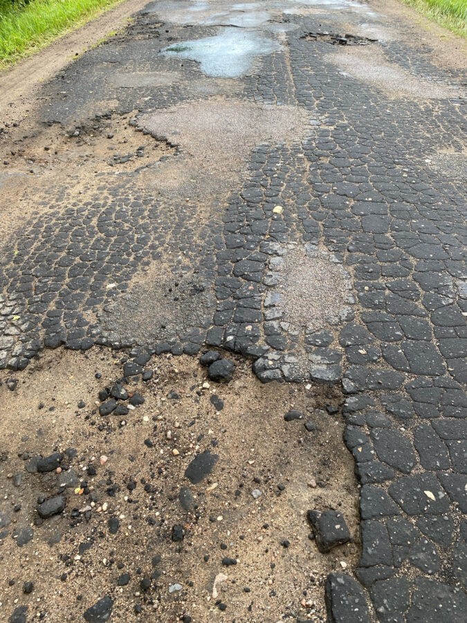Жители Тверской области показали дорогу, на которой нет живого места